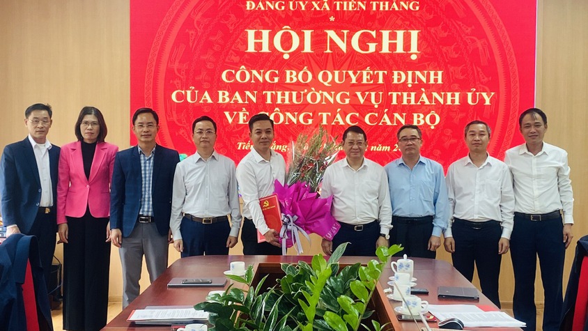 Xã Tiến Thắng công bố và trao quyết định bổ sung Ủy viên Ban Thường vụ Đảng ủy xã, nhiệm kỳ 2025-2030