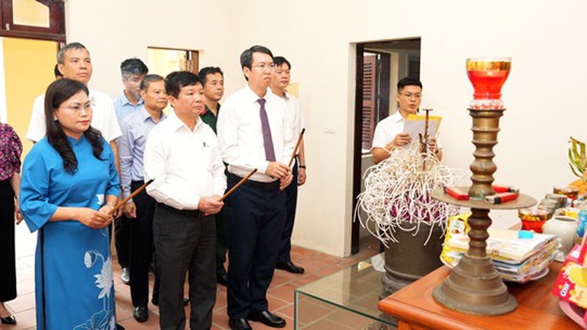 Thường trực Huyện uỷ dâng hương tại Nhà lưu niệm Bác Hồ