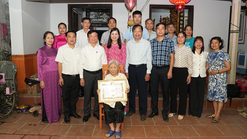 Thường trực Huyện uỷ trao tặng Huy hiệu Đảng