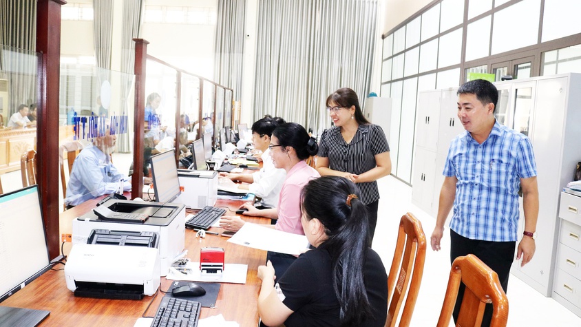 Các đồng chí lãnh đạo xã Hòa Phú kiểm tra, động viên cán bộ, công chức và người dân làm việc, giao dịch tại Điểm phục vụ hành chính công.