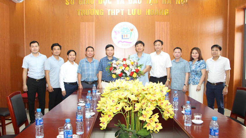 THƯỜNG TRỰC ĐẢNG UỶ XÃ HOÀ XÁ THĂM, ĐỘNG VIÊN VÀ CHÚC MỪNG CHI BỘ, TẬP THỂ TRƯỜNG THPT LƯU HOÀNG