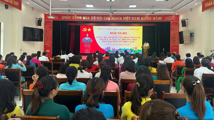 Hội nghị công bố và trao các quyết định về công tác cán bộ cho các cơ sở giáo dục và Trạm Y tế xã Thiên Lộc