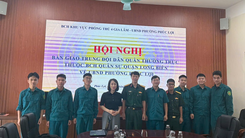 Tiếp nhận cán bộ, chiến sỹ Trung đội dân quân thường trực thuộc quận Long Biên