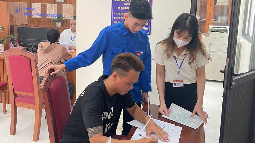 Tuổi trẻ xã Vĩnh Thanh xung kích hỗ trợ người dân trong những ngày đầu vận hành xã, phường mới.
