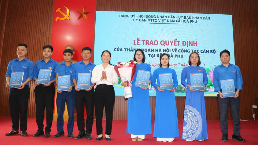 Lễ trao quyết định của Thành đoàn Hà Nội về công tác cán bộ tại xã Hòa Phú