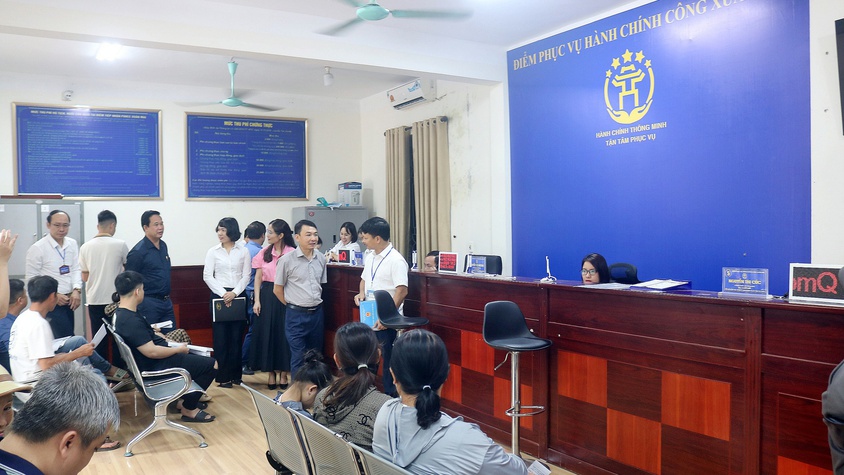 Lãnh đạo xã Xuân Mai kiểm tra, động viên đội ngũ cán bộ, công chức và người dân làm việc, giao dịch tại Điểm phục vụ hành chính công xã Xuân Mai