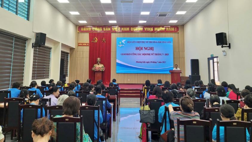 Hội LHPN phường Phương Liệt công bố, trao các Quyết định về công tác tổ chức và cán bộ Hội