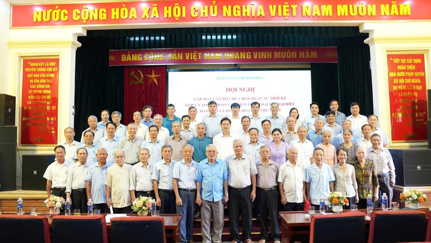       Đảng uỷ xã Dương Hoà lấy ý kiến cán bộ chủ chốt qua các thời kỳ vào dự thảo văn kiện trình Đại hội đại biểu Đảng bộ xã lần thứ Nhất, nhiệm kỳ 2025-2030