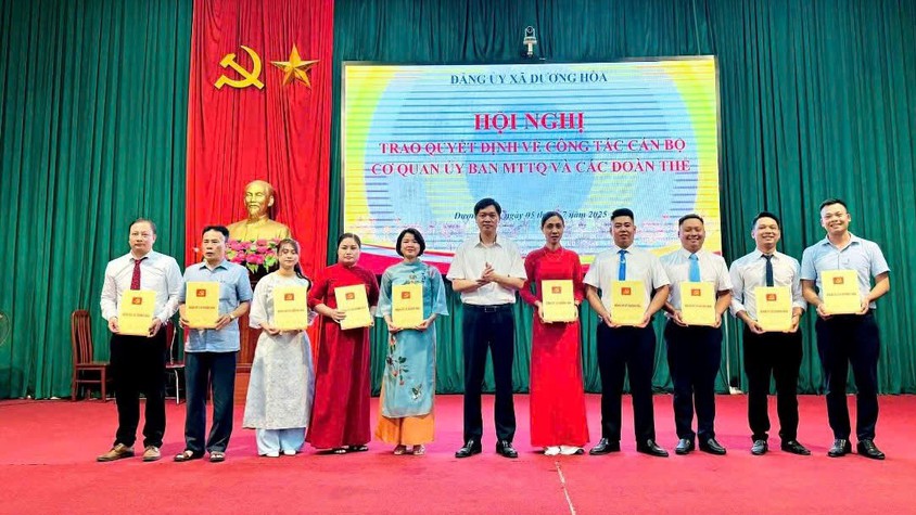           Đảng ủy xã Dương Hòa trao quyết định về công tác cán bộ tại cơ quan Uỷ ban Mặt trận Tổ quốc và các đoàn thể xã