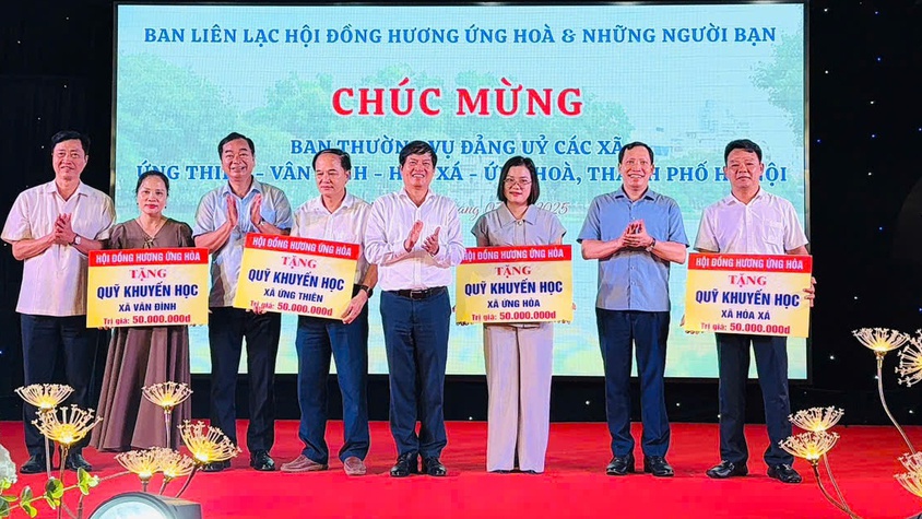 Hội đồng hương Ứng Hòa thăm và tặng quà tại xã Hòa Xá