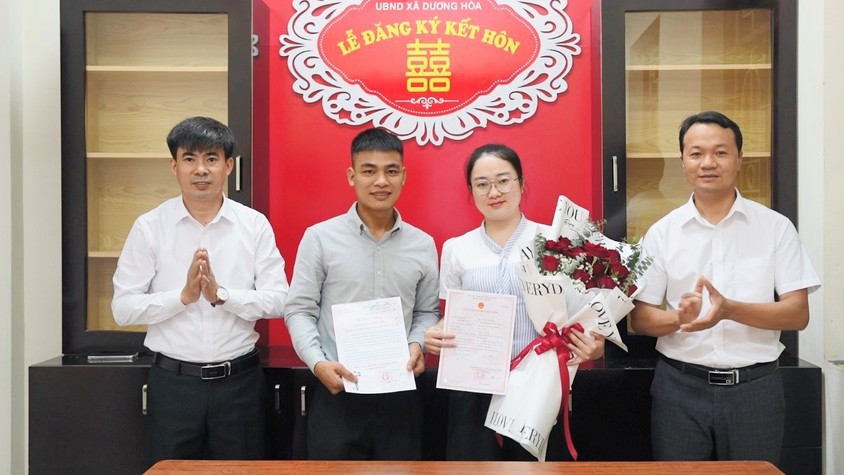        Chủ tịch UBND xã trao Giấy chứng nhận kết hôn cho những công dân đầu tiên sau khi chính quyền cấp xã mới đi vào hoạt động