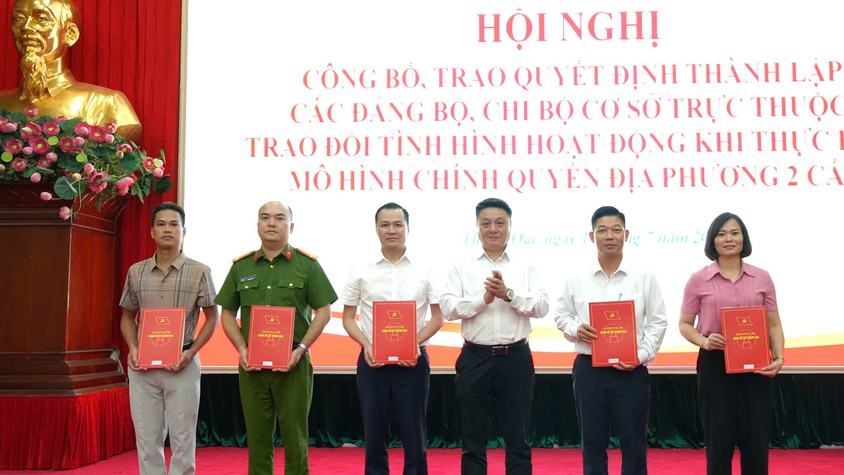 Đảng ủy xã Thanh Oai công bố Quyết định thành lập 36 Đảng bộ, chi bộ cơ sở trực thuộc