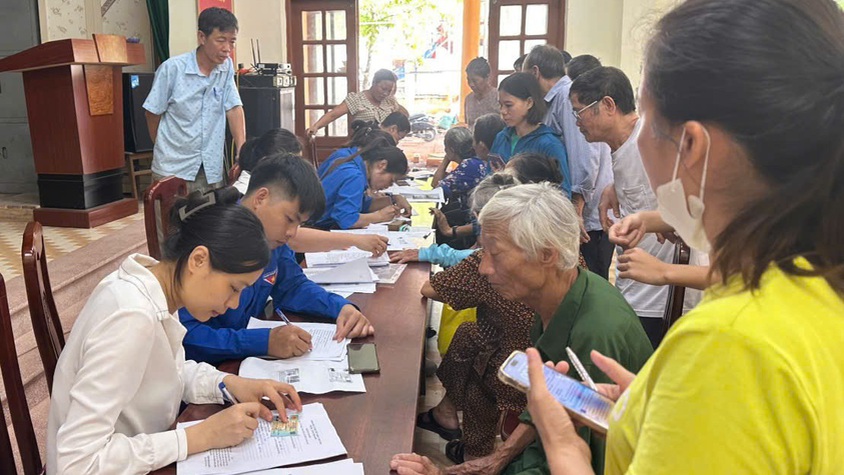 Hoà Xá: ra quân hỗ trợ tiếp nhận hồ sơ trợ cấp hưu trí xã hội cho người cao tuổi không có lương hưu