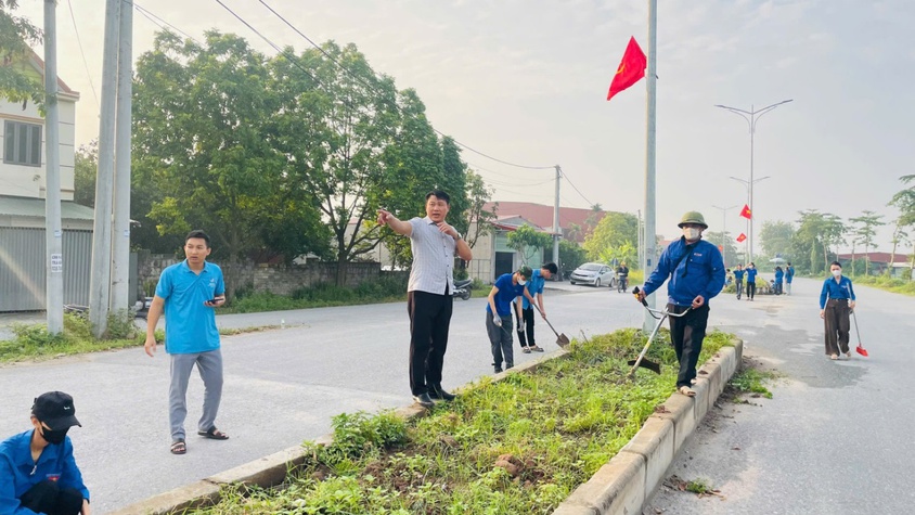 Cán bộ, đoàn viên thanh niên ra quân làm cỏ, chuẩn bị trồng tuyến đường hoa