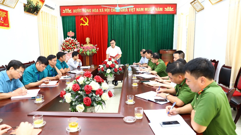 Đồng chí Bí thư Đảng ủy xã giao ban công tác an ninh quốc phòng sau khi vận hành mô hình chính quyền địa phương 2 cấp