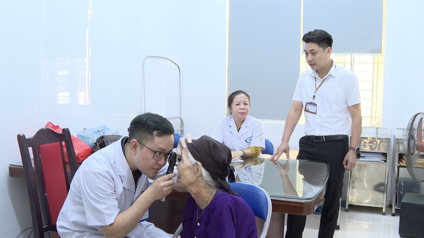 An Khánh tổ chức chương trình khám bệnh, tư vấn kiến thức chăm sóc sức khỏe và tặng quà người có công, thân nhân người có công đang hưởng trợ cấp hàng tháng