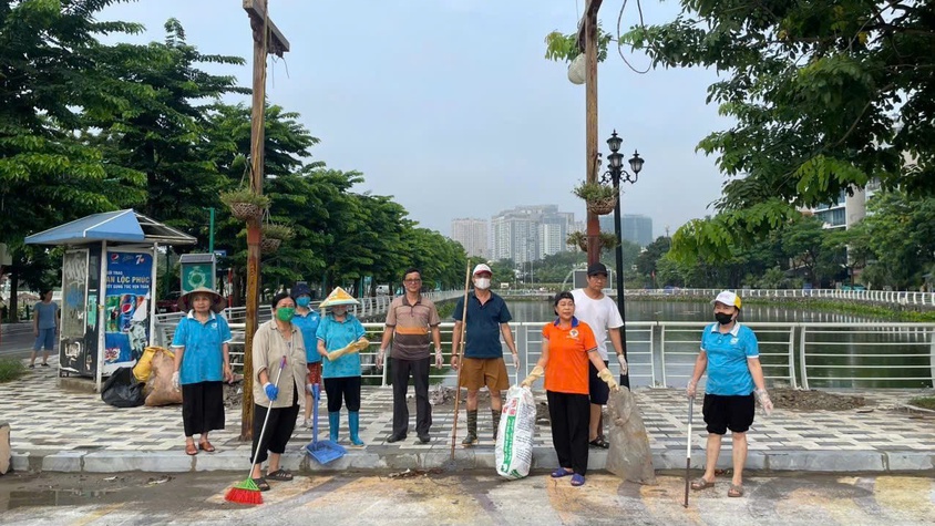 Tổ dân phố 4 địa bàn Nhật Tân, phường Tây Hồ tích cực tham gia tổng vệ sinh, dọn rác thải, giữ gìn môi trường xanh - sạch - đẹp.