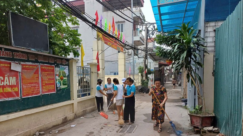 Phụ nữ Đại Mỗ tích cực ra quân tổng vệ sinh môi trường chào mừng Phường mới thành lập