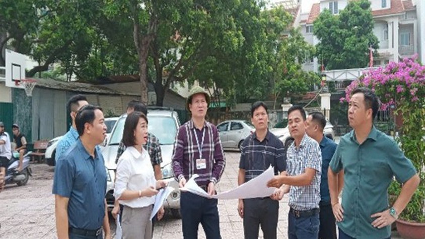 Các đồng chí Lãnh đạo phường Phúc Lợi kiểm tra hiện trường
