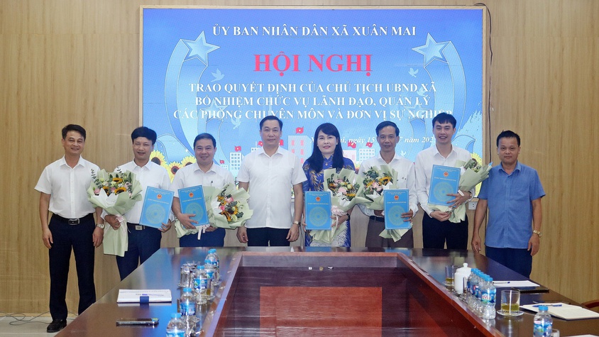 UBND xã Xuân Mai tổ chức trao Quyết định bổ nhiệm chức vụ lãnh đạo quản lý các phòng, ban chuyên môn và đơn vị sự nghiệp thuộc UBND xã