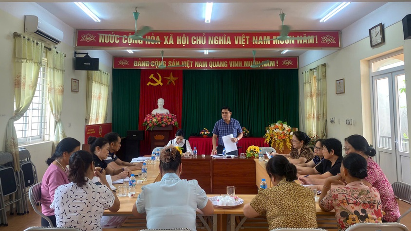 Thường trực HND xã Gia Lâm làm việc với các chi hội nông dân thị trấn Trâu Quỳ
