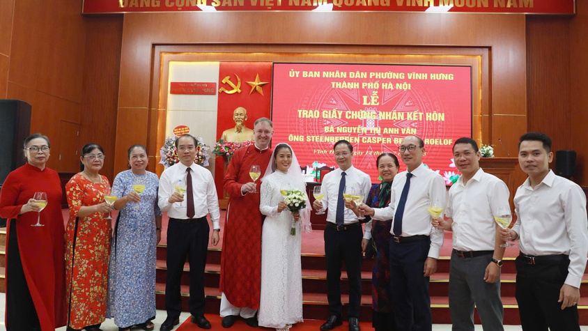 PHƯỜNG VĨNH HƯNG TỔ CHỨC LỄ TRAO QUYẾT ĐỊNH NGƯỜI CÓ YẾU TỐ NƯỚC NGOÀI