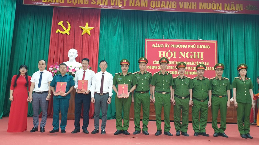 Công bố các Quyết định thành lập, tổ chức lại các Chi, Đảng bộ cơ sở trực thuộc Đảng bộ phường 