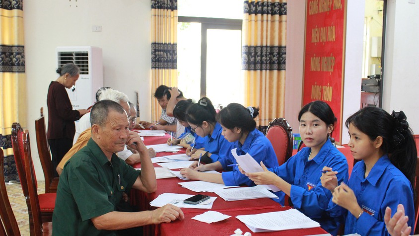 Xã Trần Phú: tổ chức kê khai hồ dơ trợ cấp hưu trí xã hội trên địa bàn  các thôn thuộc Hoàng Văn Thụ cũ