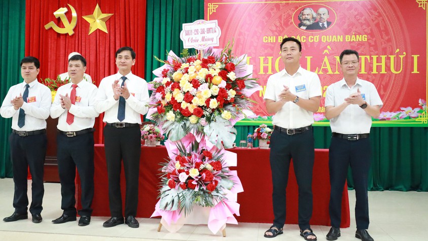 Xây dựng Chi bộ các cơ quan Đảng xứng đáng là chi bộ mẫu của Đảng bộ xã Minh Châu