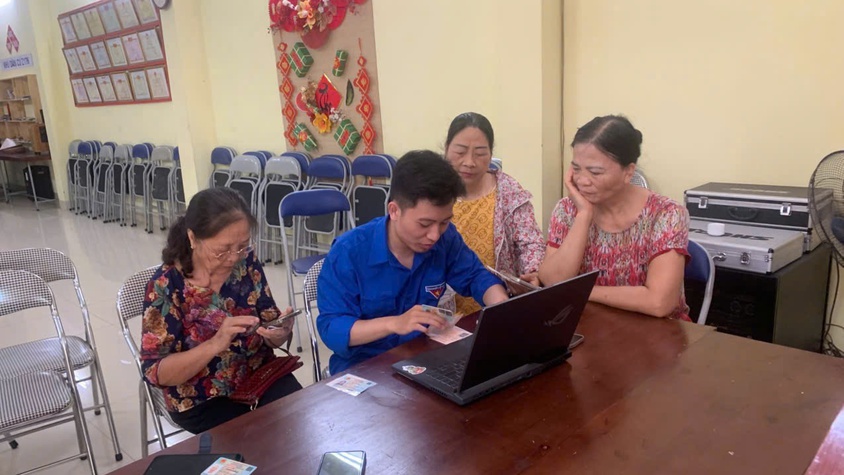 TUỔI TRẺ XÃ GIA LÂM RA QUÂN HỖ TRỢ THỰC HIỆN THỦ TỤC HÀNH CHÍNH ĐẢNG TRÊN CỔNG DỊCH VỤ CÔNG QUỐC GIA