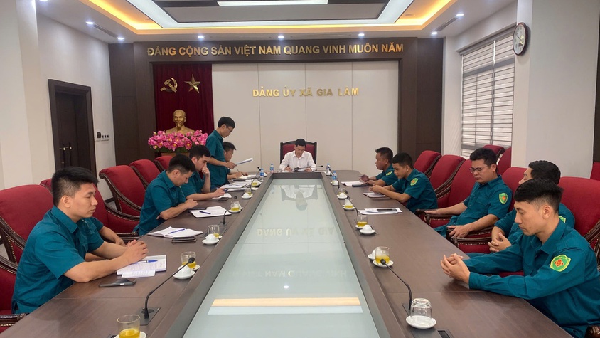 Đồng chí Nguyễn Việt Hà- Bí thư Đảng ủy xã dự sinh hoạt Chi bộ Quân sự xã Gia Lâm