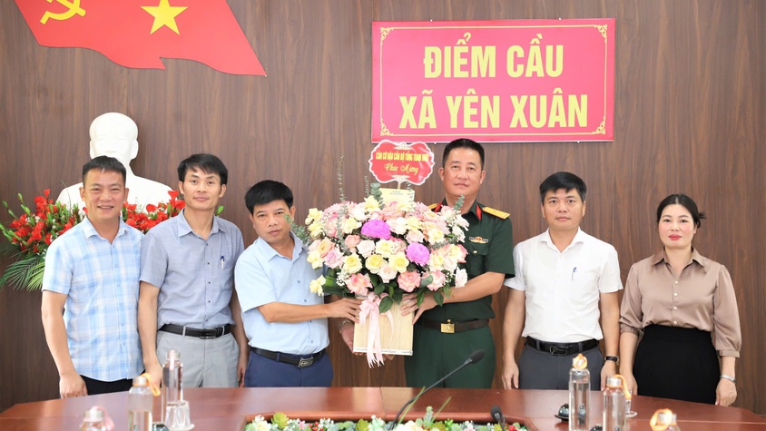  Thiếu tá Trần Hữu Thi – Chỉ huy trưởng cùng Ban chỉ huy Căn cứ Hậu cần Bộ Tổng Tham mưu thăm, tặng hoa chúc mừng các đơn vị tại xã Yên Xuân