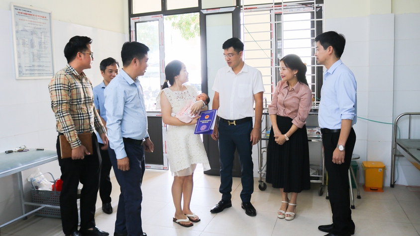 Lãnh đạo xã Quốc Oai thăm hỏi, tặng quà cháu bé sơ sinh bị bỏ rơi tại Trạm y tế xã