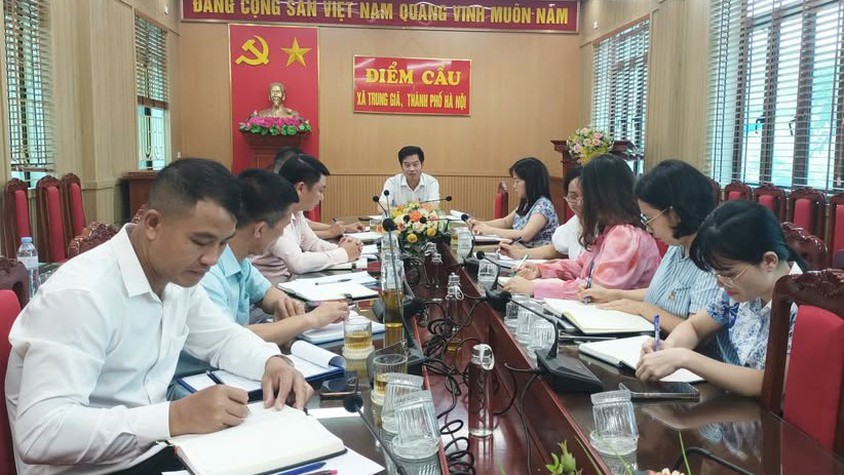 CHỦ TỊCH UBND XÃ TRUNG GIÃ LÀM VIỆC VỚI PHÒNG VĂN HÓA – XÃ HỘI VỀ KẾT QUẢ BƯỚC ĐẦU TRONG THỰC HIỆN MÔ HÌNH CHÍNH QUYỀN ĐỊA PHƯƠNG 2 CẤP