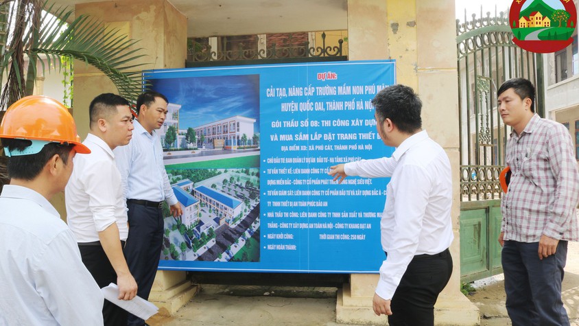 Đồng chí Hoàng Quốc Cường - Phó Chủ tịch UBND xã Phú Cát kiểm tra công tác chuẩn bị công nhận lại trường chuẩn quốc gia