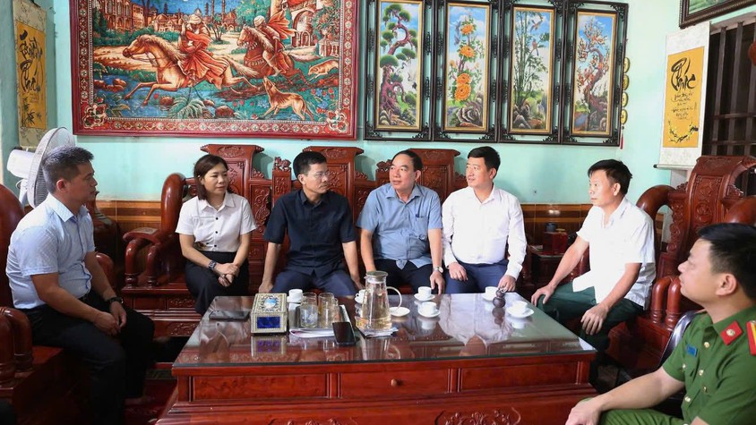 ĐỒNG CHÍ BÙI DUY CƯỜNG - TUV, BÍ THƯ ĐẢNG ỦY, CHỦ TỊCH HĐND XÃ SÓC SƠN THĂM, TẶNG QUÀ CÁC GIA ĐÌNH CHÍNH SÁCH