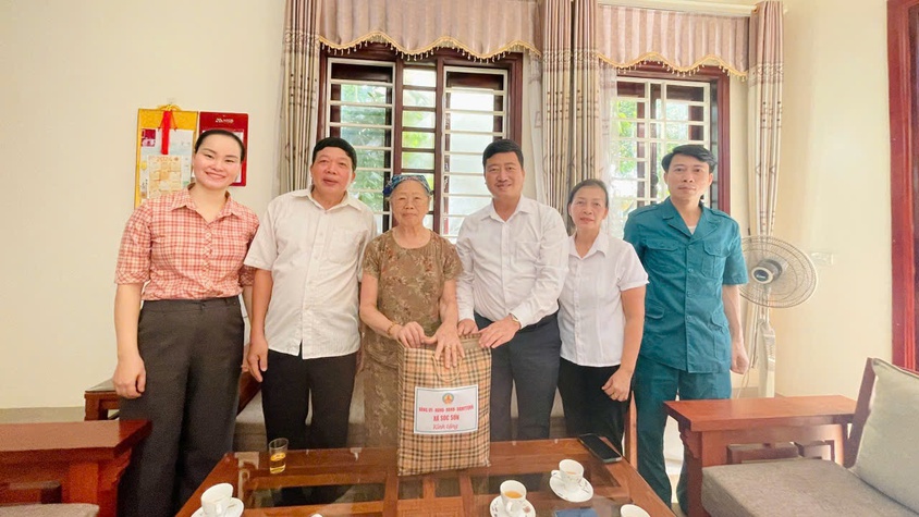 ĐỒNG CHÍ TỐNG MINH KIỀU – ĐUV, TRƯỞNG PHÒNG VH-XH XÃ SÓC SƠN THĂM, TẶNG QUÀ NGƯỜI CÓ CÔNG VỚI CÁCH MẠNG