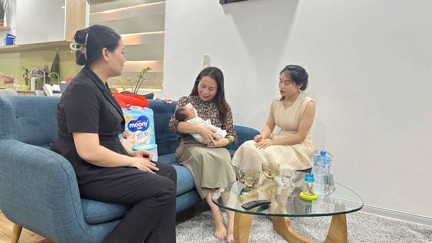 Lãnh đạo Ủy ban MTTQ Việt Nam xã Quốc Oai thăm, tặng quà cháu bé bị bỏ rơi tại khu đô thị CEO Sài Sơn