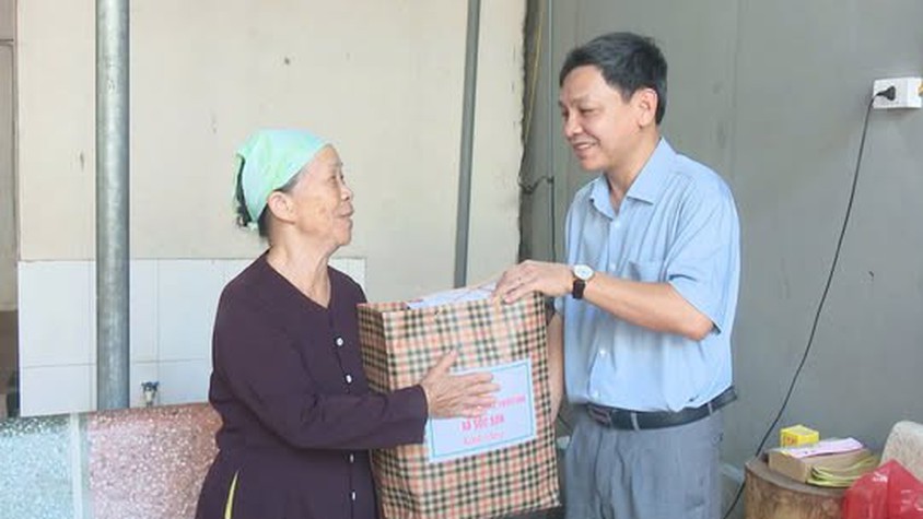 PHÓ BÍ THƯ ĐẢNG ỦY, CHỦ TỊCH UBND XÃ SÓC SƠN PHẠM QUANG NGỌC THĂM, TẶNG QUÀ GIA ĐÌNH CHÍNH SÁCH