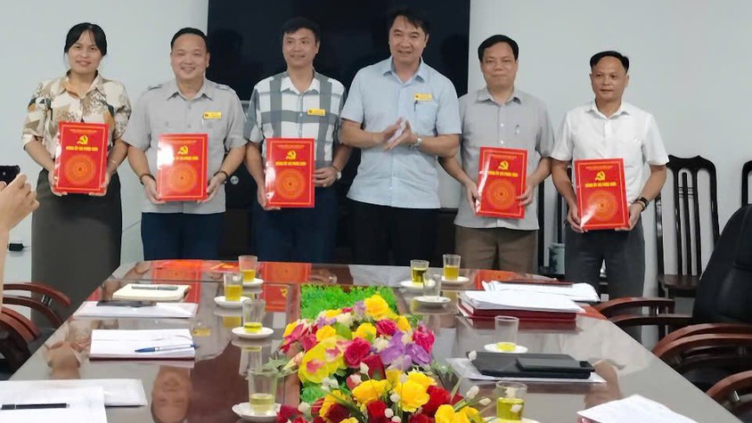 ĐẢNG ỦY CÁC CƠ QUAN ĐẢNG XÃ PHÚC SƠN TỔ CHỨC HỘI NGHỊ CÔNG BỐ VÀ TRAO CÁC QUYẾT ĐỊNH THÀNH LẬP CHI BỘ VÀ CÔNG TÁC CÁN BỘ