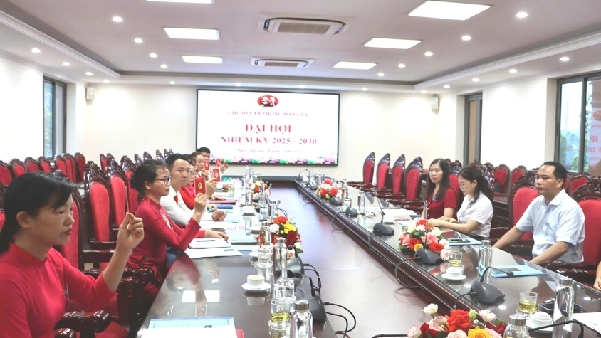 Chi bộ Văn phòng Đảng ủy xã Thạch Thất tổ chức đại hội nhiệm kỳ 2025 - 2030