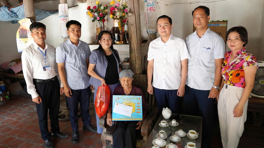 Chủ tịch UBND xã Thanh Oai Vũ Quỳnh thăm, tặng quà tri ân các gia đình chính sách