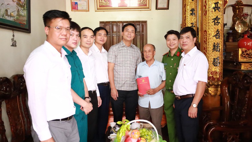 Lãnh đạo xã Minh Châu thăm, tặng quà Mẹ liệt sĩ và các đồng chí nguyên lãnh đạo xã nhân dịp 27/7