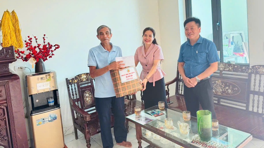 ĐỒNG CHÍ LÊ THỊ HỒNG GIANG – TVĐU, CHỦ NHIỆM ỦY BAN KIỂM TRA THĂM, TẶNG QUÀ GIA ĐÌNH CHÍNH SÁCH, NGƯỜI CÓ CÔNG 