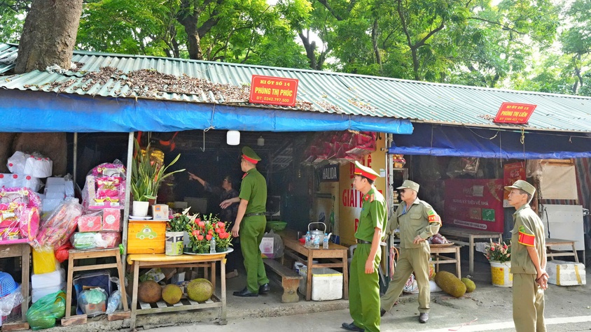 Phường Sơn Tây ra quân vệ sinh môi trường các điểm di tích trên địa bàn