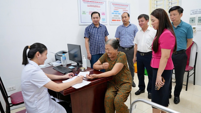 Sơn Tây tổ chức khám bệnh, tặng quà cho các đối tượng chính sách, người có công