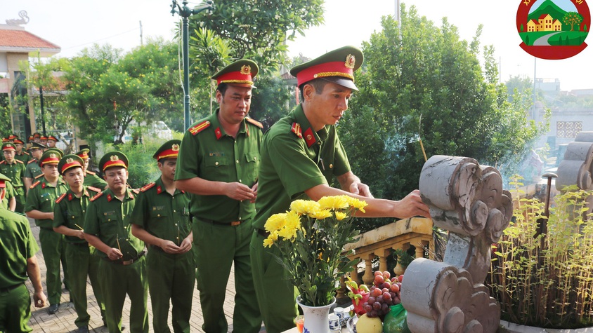 Công an xã Phú Cát tổ chức dâng hương tại các nghĩa trang liệt sỹ nhân kỷ niệm 78 năm ngày thương binh – liệt sỹ (27/7/1947 – 27/7/2025)

