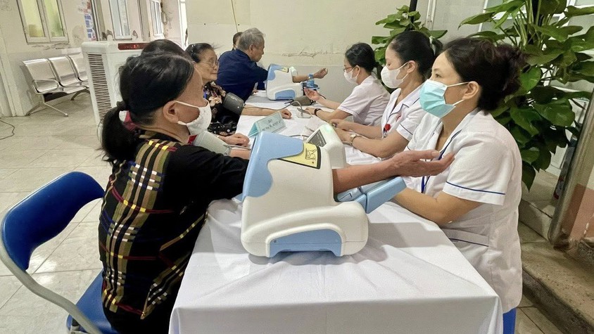 Phường Cầu Giấy tổ chức Khám, chăm sóc sức khỏe miễn phí cho đối tượng chính sách nhân kỷ niệm 78 năm ngày Thương binh - Liệt sỹ (27/7/1947-27/7/2025)