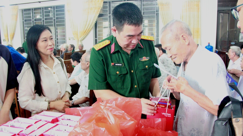 Xã Thạch Thất: tổ chức hoạt động khám, cấp phát thuốc miễn phí cho Thương, bệnh binh nhân dịp kỷ niệm 78 năm Ngày Thương binh - Liệt sĩ (27/7/1947 – 27/7/2025)