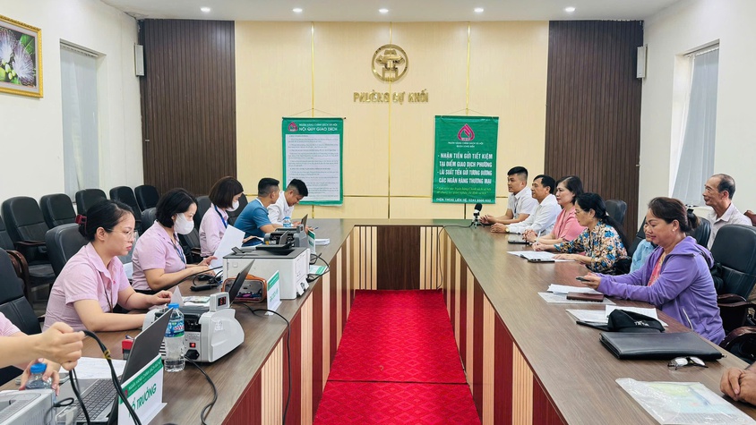 Ngân hàng Chính sách xã hội tổ chức giao ban và giao dịch tháng 7/2025 trên địa bàn phường Long Biên